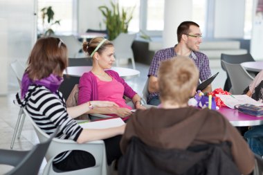 Grup Üniversite öğrenci bir fren sırasında