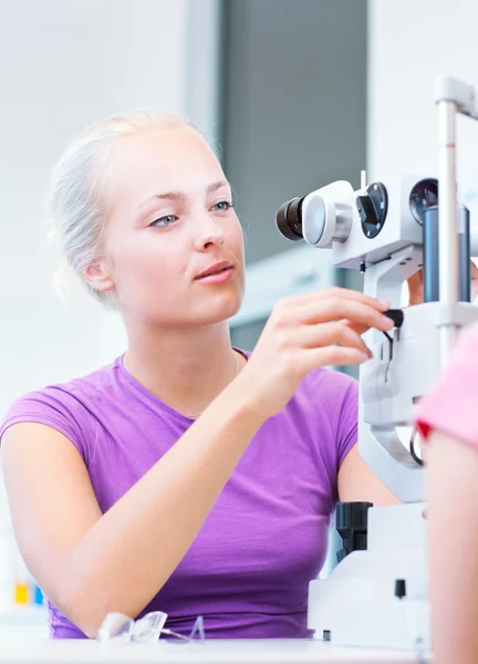 Concetto di optometria - bella, giovane paziente donna — Foto Stock