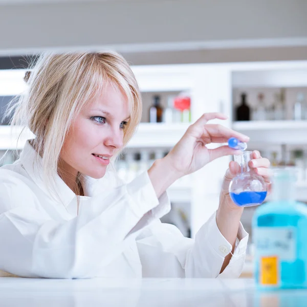 Portrait of a female researcher doing research in a lab — Stock Photo, Image