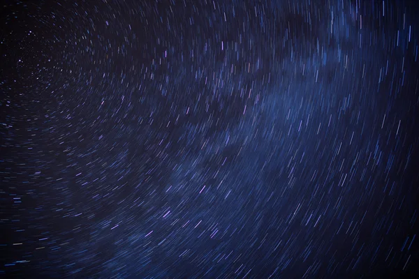 Noite estrelada - trilhas de estrela em um céu noturno — Fotografia de Stock