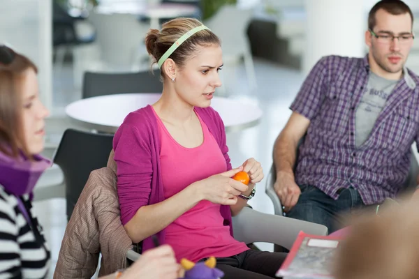 Groep university/college studenten tijdens een rem — Stockfoto