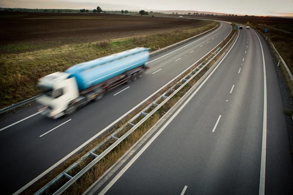 Snelweg verkeer - beweging wazig vrachtwagen op een snelweg — Stockfoto