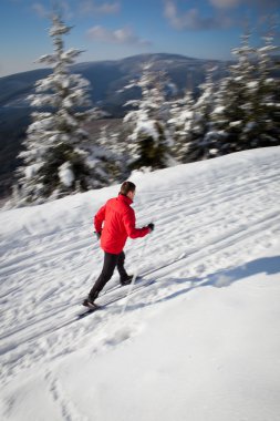 cross-country kayak: genç adam cross-country kayağı