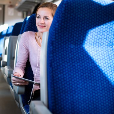 trenle seyahat ederken onun tablet bilgisayar kullanan genç kadın