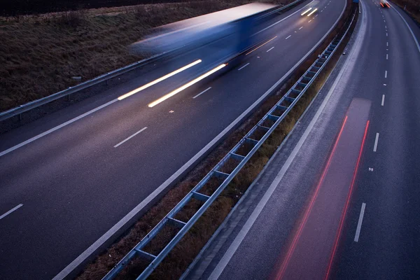 Snelweg verkeer - beweging wazig vrachtwagen op een snelweg — Stockfoto