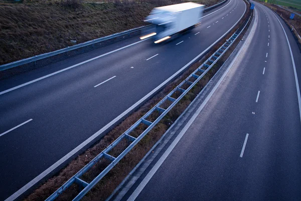 Straßenverkehr - Bewegung verschwommen LKW auf der Autobahn — Stockfoto