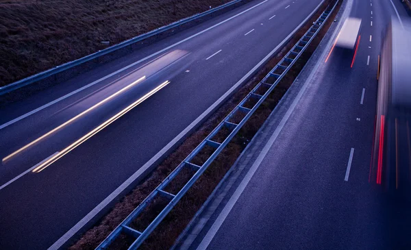 高速道路の交通 - 動きぼやけ高速道路上のトラック — ストック写真