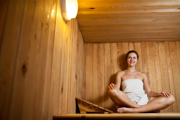 Jovem mulher relaxante em uma sauna — Fotografia de Stock