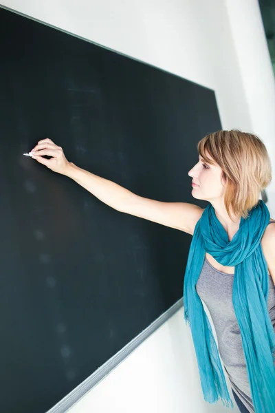 Üniversite öğrenci/genç öğretmen kara tahta yazma — Stok fotoğraf