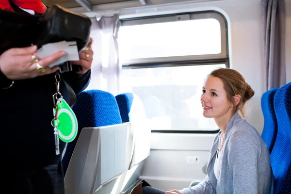 Vrouw met haar ticket gecontroleerd door de trein dirigent — Stockfoto