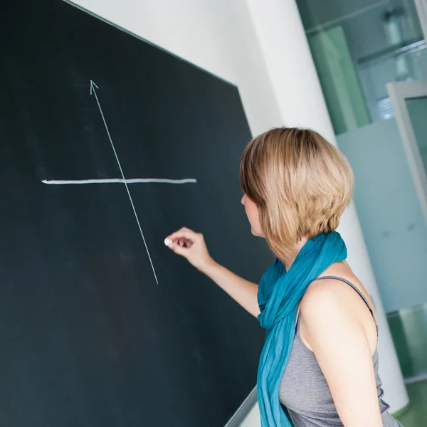 Üniversite öğrenci/genç öğretmen kara tahta yazma — Stok fotoğraf
