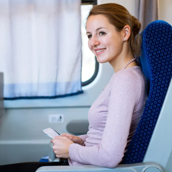 Νεαρή γυναίκα με τον υπολογιστή tablet ενώ ταξιδεύουν με το τρένο — Φωτογραφία Αρχείου
