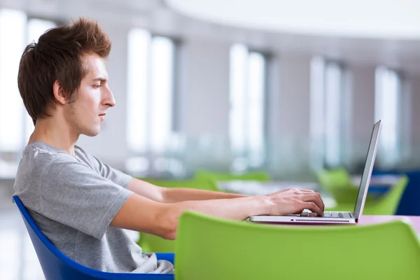 Estudiante universitario usando su computadora portátil —  Fotos de Stock