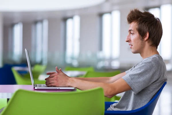 Φοιτητής που χρησιμοποιεί τον φορητό υπολογιστή του — Φωτογραφία Αρχείου
