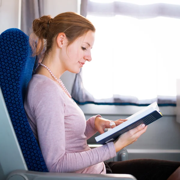 電車で本を読んで若い女性 — ストック写真