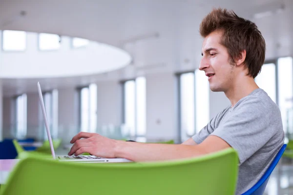Estudiante universitario usando su computadora portátil — Foto de Stock