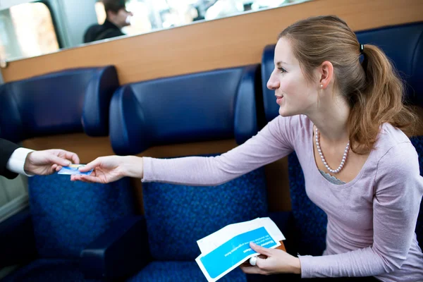 Mulher que tem seu bilhete verificado pelo condutor do trem — Fotografia de Stock
