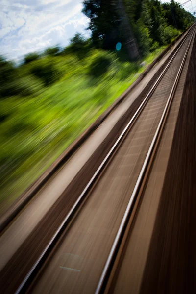 Eisenbahn von einem schnell fahrenden Zug aus gesehen. — Stockfoto
