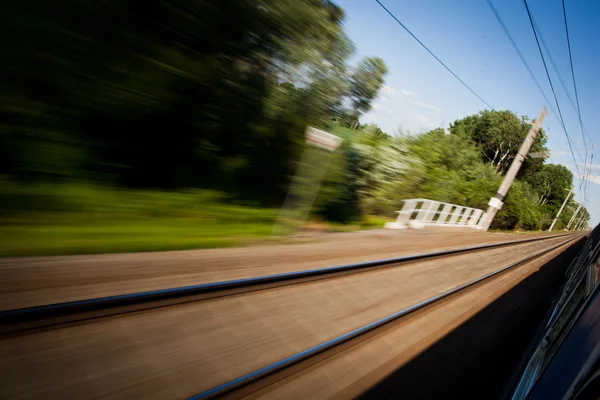 빠르게 움직이는 기차에서 본 철도. — 스톡 사진