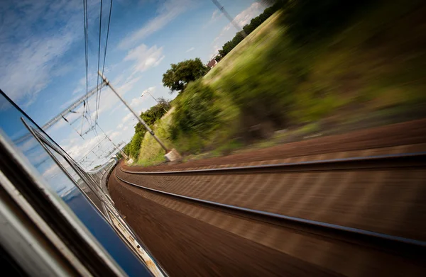 Spoorweg blijkt uit een snel rijdende trein. — Stockfoto