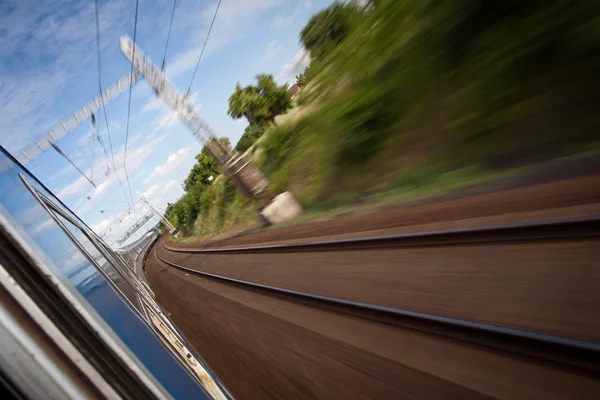 빠르게 움직이는 기차에서 본 철도. — 스톡 사진