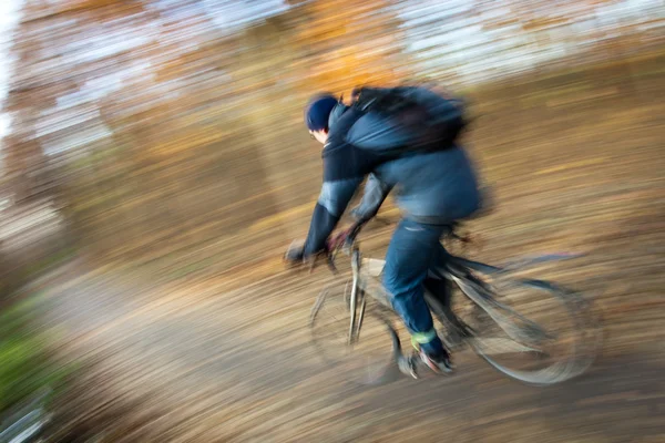 Passeios de bicicleta em um parque da cidade em um lindo dia de outono / outono — Fotografia de Stock