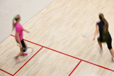 squash kortu hızlı eylem içinde iki kadın squash oyuncular