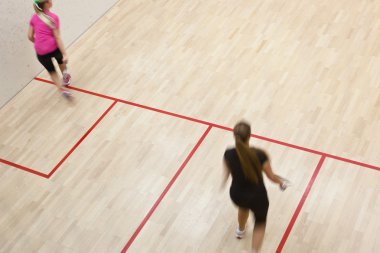 squash kortu hızlı eylem içinde iki kadın squash oyuncular