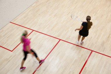 squash kortu hızlı eylem içinde iki kadın squash oyuncular