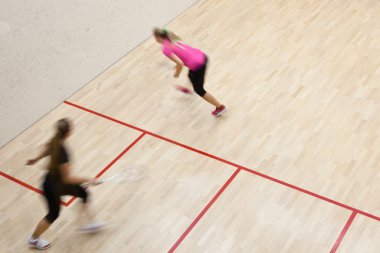 squash kortu hızlı eylem içinde iki kadın squash oyuncular