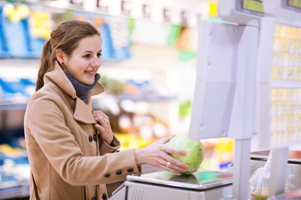 Schöne junge Frau beim Einkaufen von Obst und Gemüse — Stockfoto