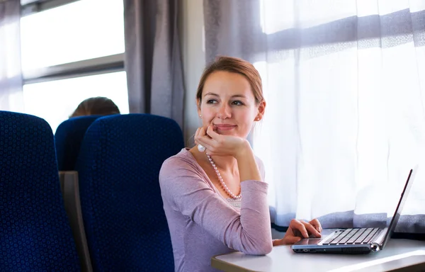 Молодая женщина, используя ноутбук в поезде — стоковое фото