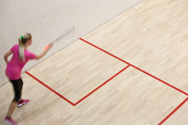 Dos jugadoras de squash en acción rápida en una cancha de squash — Foto de Stock