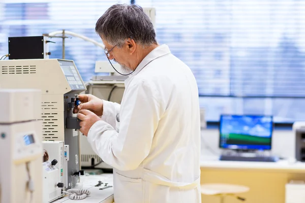 Investigador principal masculino que realiza investigación científica en un laboratorio — Foto de Stock