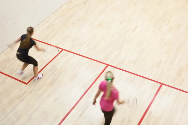 Dwóch zawodników squasha kobiet w szybkiej akcji na kort do squasha — Zdjęcie stockowe
