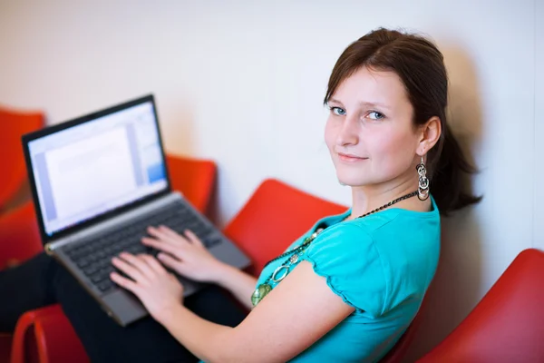 Csinos, fiatal női tanuló laptop — Stock Fotó