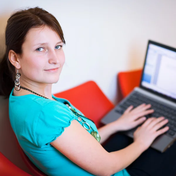 Dizüstü bilgisayar ile genç ve güzel kız öğrenci — Stok fotoğraf