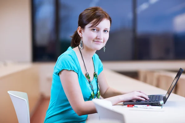 Estudante muito jovem com laptop — Fotografia de Stock