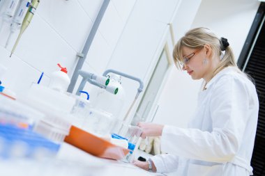 kadın araştırmacı araştırma laboratuarında deneyler yürüten