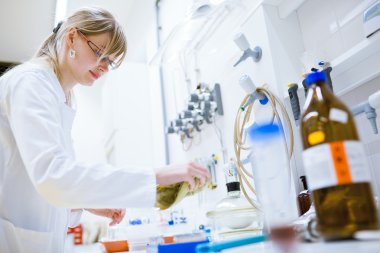 kadın araştırmacı araştırma laboratuarında deneyler yürüten