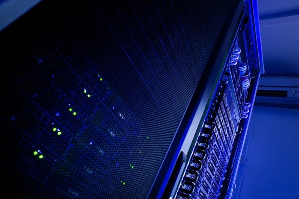 Serverkluster rack i ett datacenter — Stockfoto
