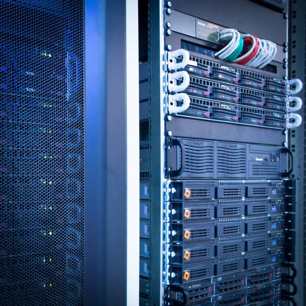 Server-Rack-Cluster in einem Rechenzentrum — Stockfoto