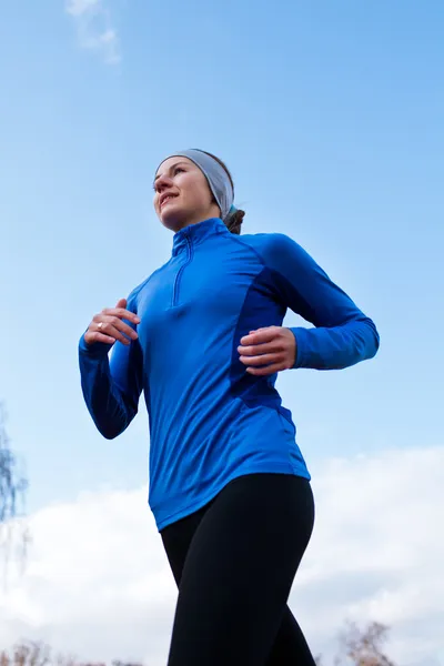 青い空を背景に対して走っている女性の肖像画 — ストック写真