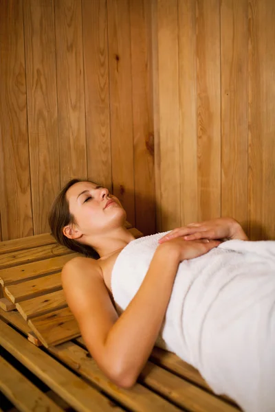 Mladá žena relaxující v sauně — Stock fotografie