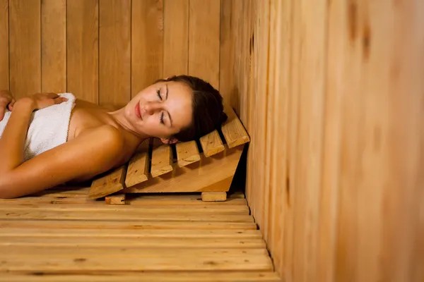Giovane donna rilassante in una sauna — Foto Stock