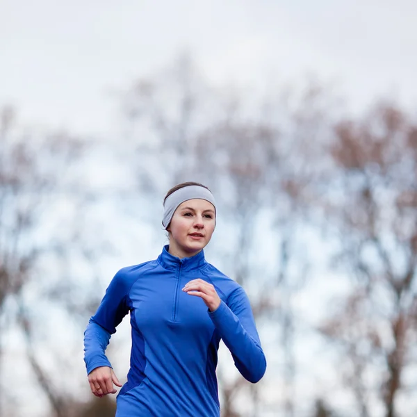 Retrato de una mujer corriendo contra el cielo azul —  Fotos de Stock