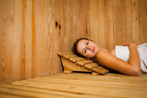 Молодая женщина отдыхает в сауне — стоковое фото