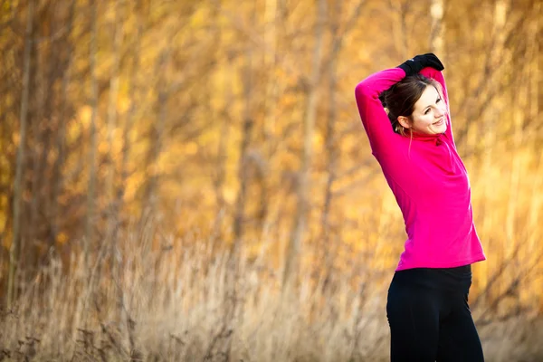 Ung kvinna stretching innan hennes kör — Stockfoto