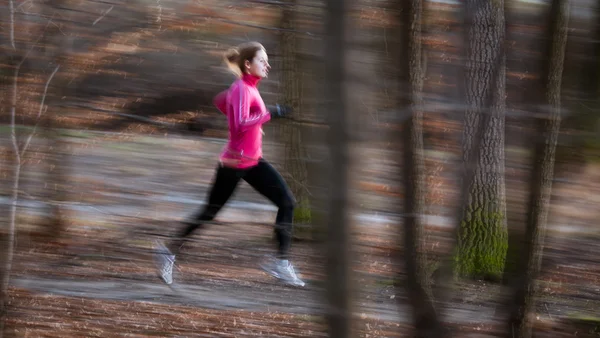 Junge Frau läuft bei kaltem Herbst im Stadtpark ins Freie — Stockfoto