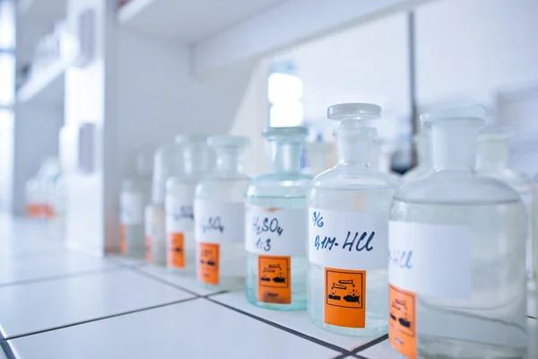 I ett kemiskt laboratorium — Stockfoto